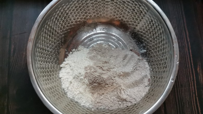 黑麦馒头,用一个稍微大点的盆,分别装入黑麦粉和白面粉。