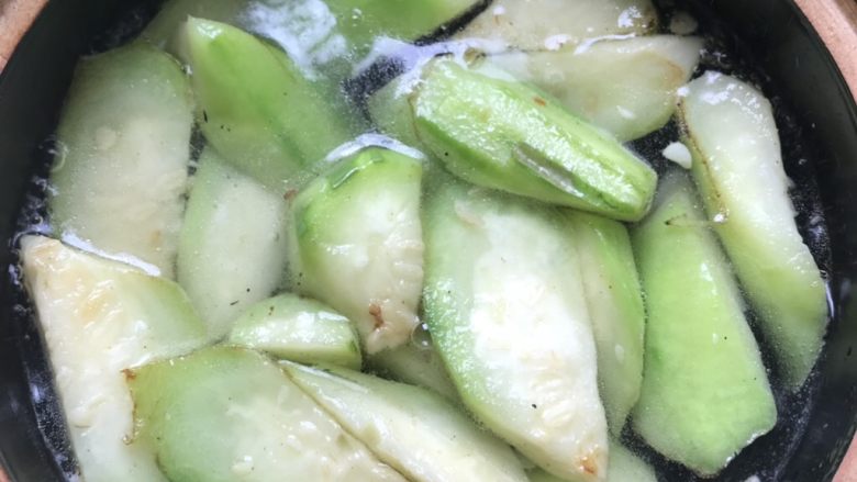 蛤蜊丝瓜汤,砂锅里煮好一锅热水,把炒好的丝瓜倒入。
