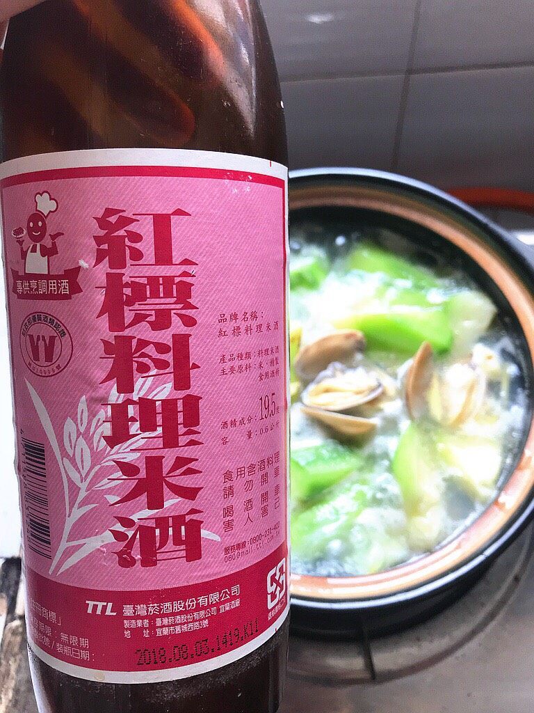 蛤蜊丝瓜汤,加入适量的<a style='color:red;display:inline-block;' href='/shicai/ 4367'>米酒</a>,这样会让汤头更香哦。
