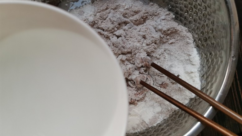 黑麦馒头,再加入约80g清水(其实水具体加多少还得自己看着办比较实际),一边倒水一边用筷子搅拌。