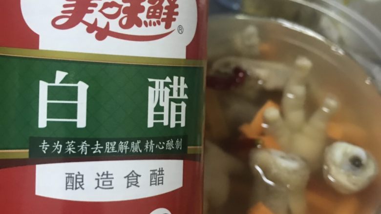 酸辣泡椒鸡爪,倒入腌制用的酸菜坛子水，怕不够酸可以倒入适量的<a style='color:red;display:inline-block;' href='/shicai/ 715'>白醋</a>。