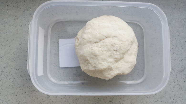 韩式泡菜汤,面团揉好后,放保鲜盒备用,面的软硬度大概和烙饼差不多。