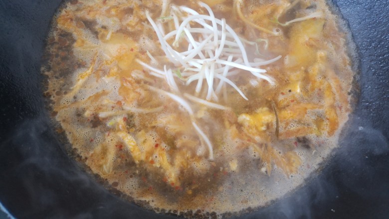 韩式泡菜汤,水烧开后加豆芽,继续煮