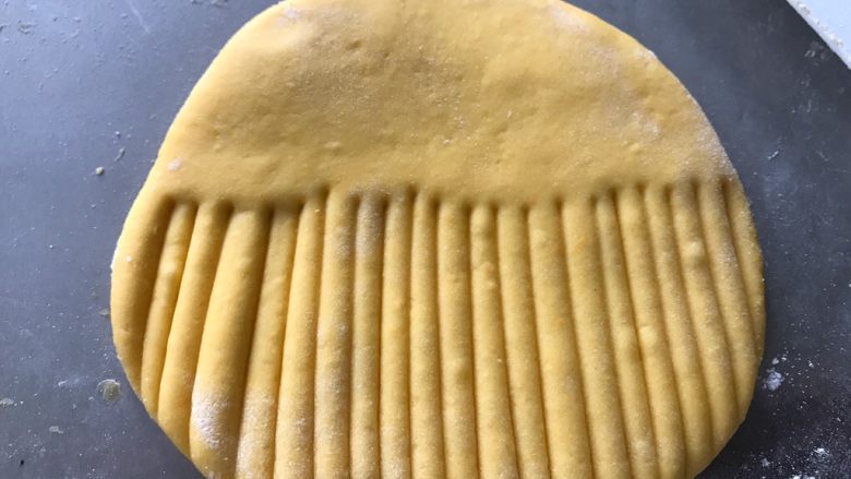 贝壳馒头,用刮刀在一半面片上面按压出条纹,条纹多一些,做出来的贝壳更漂亮。