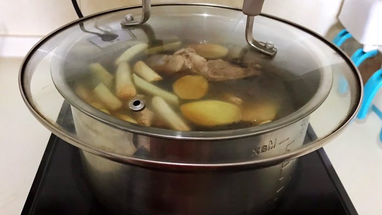 东北酱大骨,盖上锅盖,大火烧开后小火慢烧50分钟