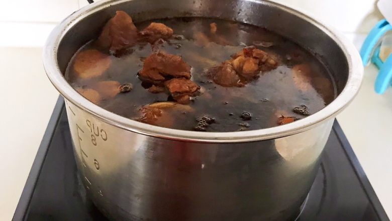 东北酱大骨,猪大骨熟了,停火候继续浸泡20分钟左右,让猪大骨更加入味