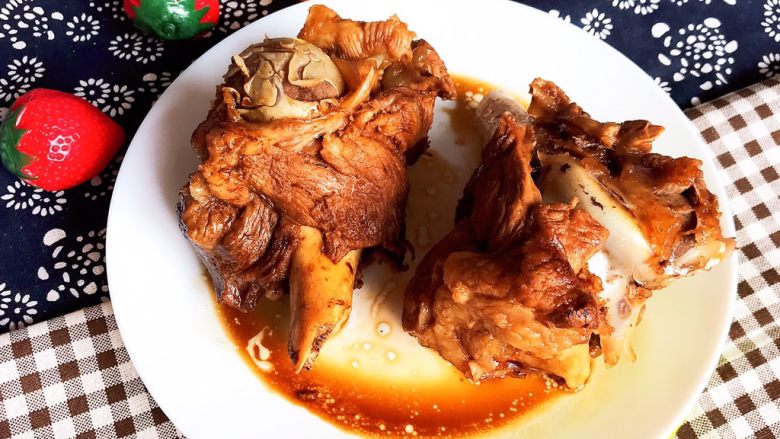东北酱大骨,东北酱大骨肉烂骨酥,酱香浓郁,味道鲜美~