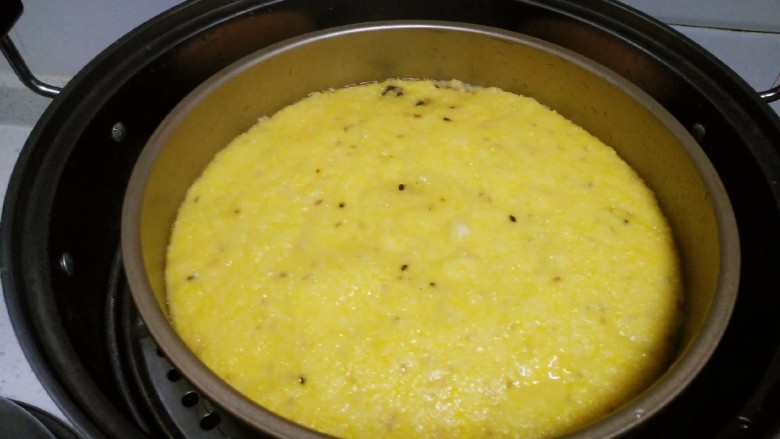 玉米面发糕,凉水上锅蒸,大火煮开转中火蒸25分钟,再焖5分钟。