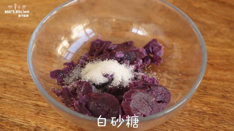 Q弹剔透的【紫薯水晶月饼】月饼第一弹,<a style='color:red;display:inline-block;' href='/shicai/ 5163'>西米</a>倒入调理盆中,加入白砂糖和温水,搅拌均匀