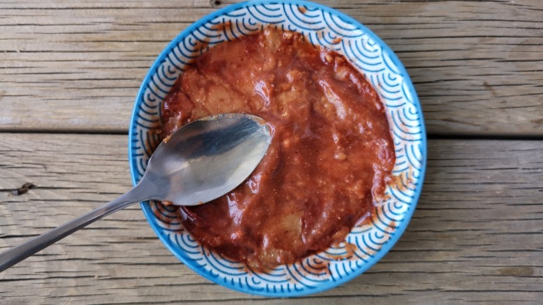 腐乳葱香饼,<a style='color:red;display:inline-block;' href='/shicai/ 734'>腐乳</a>用勺子碾碎,备用。