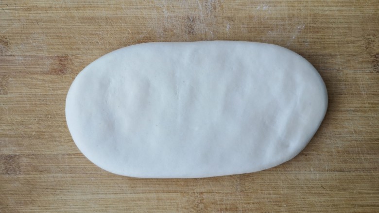 腐乳葱香饼,醒好的面团取出直接放在面板上按扁(不用揉)。