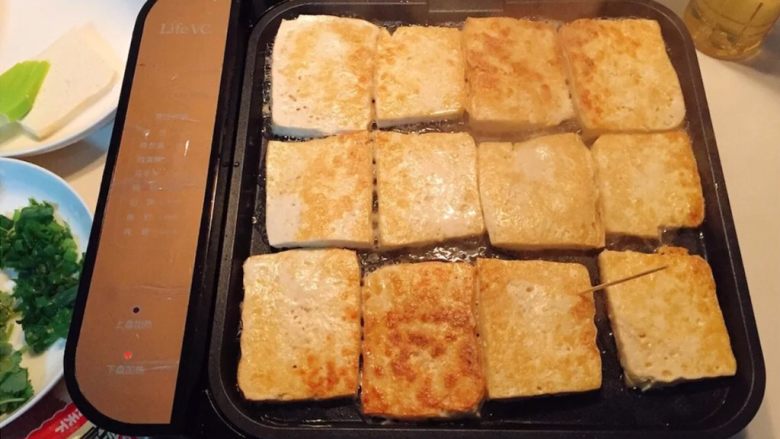 铁板豆腐,煎至豆腐底部发黄时,将豆腐翻面,
然后用牙签在豆腐上戳一个个洞,
(这部很重要,这样会让豆腐更入味)