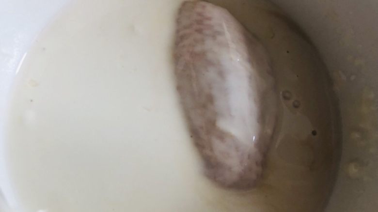 这是什么神仙美味,咸蛋黄鸡翅也太好吃了吧,鸡翅依次挂上面糊。