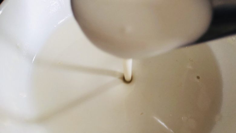 这是什么神仙美味,咸蛋黄鸡翅也太好吃了吧,面糊的稀稠大概是这样有流动性的。
