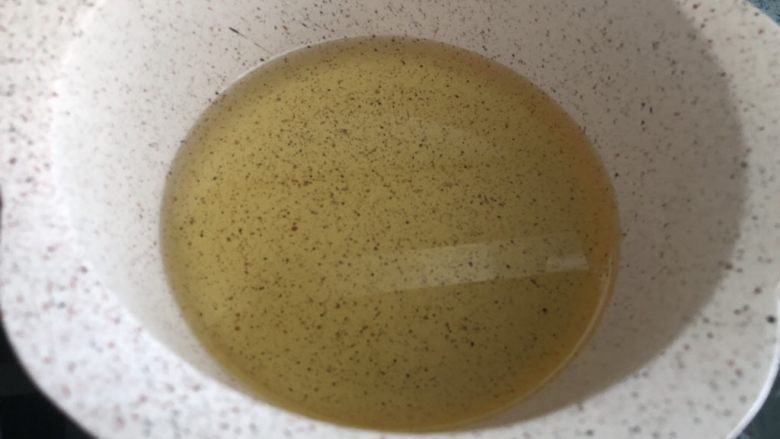 这是什么神仙美味,咸蛋黄鸡翅也太好吃了吧,锅内放适量油,炸鸡翅,我用的小锅子,分两次炸的。