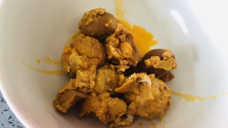 这是什么神仙美味,咸蛋黄鸡翅也太好吃了吧,咸鸭蛋直接取出蛋黄待用,如果是生的鸭蛋黄,可以烤箱先烤熟再用,记得刷层酒,不然鸭蛋黄会腥。