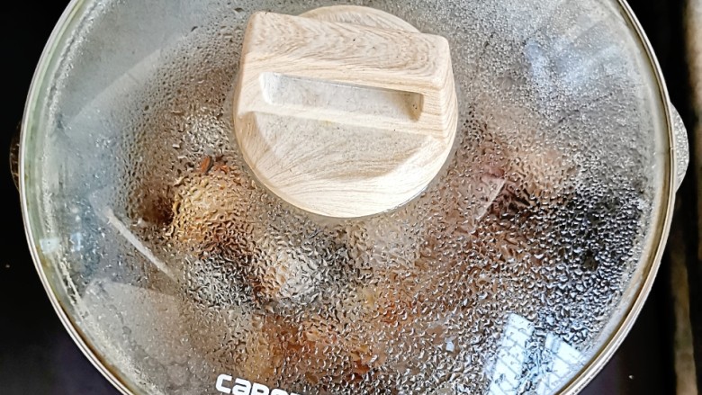 宝宝版红烧排骨,盖上盖子,小火慢炖一个小时,基本收汁出锅噢