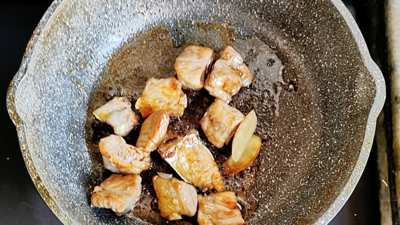 宝宝版红烧排骨,重新丢入两片生姜片,翻炒均匀