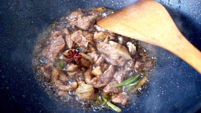 芋头番茄粉条煲,看见煸炒的猪肉,断生变色的时候。