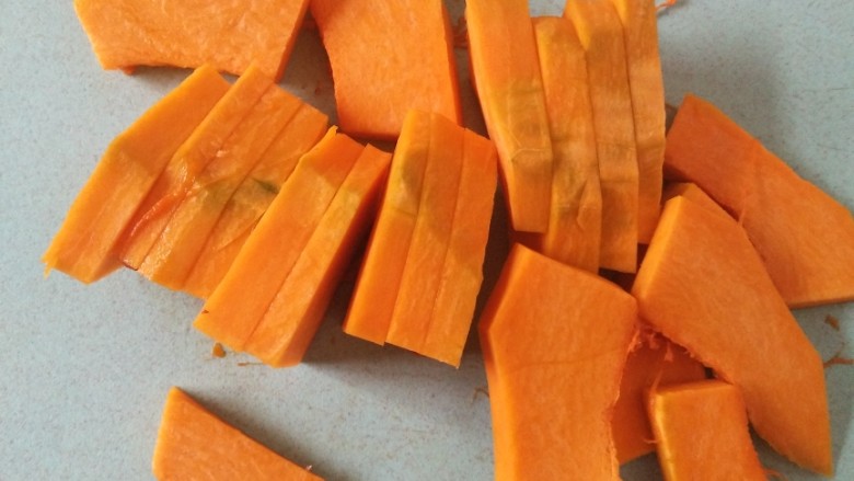 南瓜发糕,南瓜去皮，切片