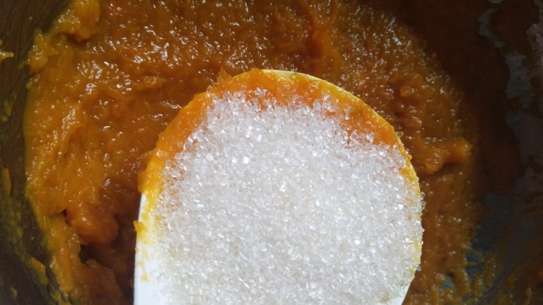 南瓜发糕,加入适量<a style='color:red;display:inline-block;' href='/shicai/ 3729'>白糖</a>，根据自己喜好