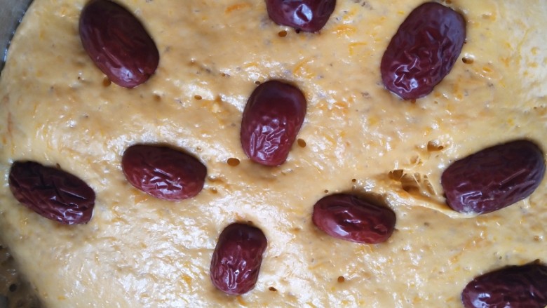 南瓜发糕,加入洗好，对半切开的<a style='color:red;display:inline-block;' href='/shicai/ 2470'>红枣</a>