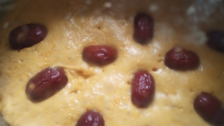 南瓜发糕,凉水上锅，上气后大火蒸30分钟