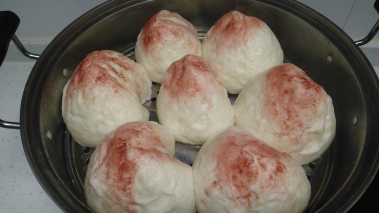 寿桃馒头,大火煮开转中火蒸25分钟,焖3分钟。