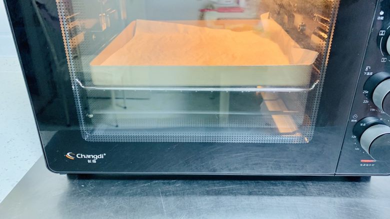 海苔薯片,烤箱上下火130度,烤30分钟。(根据自家烤箱温度来,决定烘烤的温度和时间。)