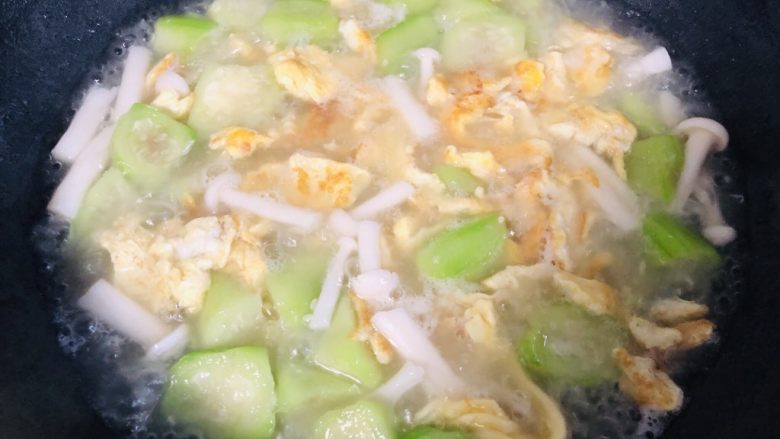 丝瓜鸡蛋菌菇汤,出锅前尝一下,如果口味重的可以再加点盐。