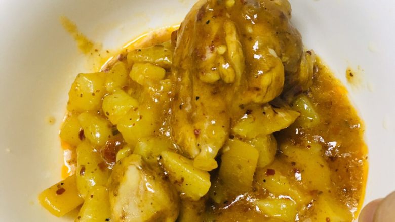 电饭锅鸡腿焖土豆,焖完大概40分钟就可以吃啦,想要更好的味道,可以在焖好后丢到锅里加一点水淀粉勾芡翻炒一下,土豆沙沙的,鸡腿也嫩嫩的,减脂期间,土豆就是主食啦,鸡腿低脂高蛋白,这道菜简单好操作,是个不错的选择哦 😁