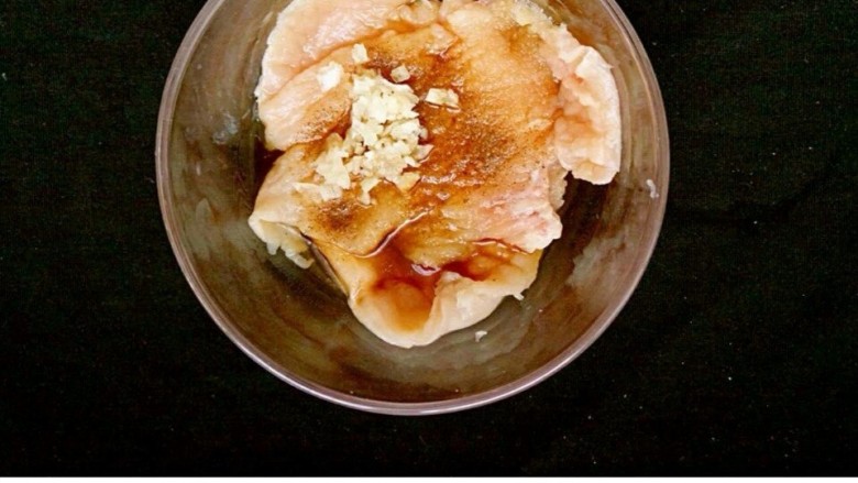 无油烤鸡排,把处理好的鸡胸肉放入碗中,加入料酒,<a style='color:red;display:inline-block;' href='/shicai/ 788'>生抽</a>,盐,胡椒粉,蒜末(也可不放,根据自己口味),腌制半小时
