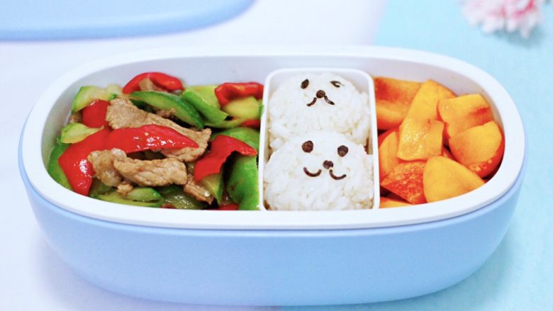黄瓜双椒炒肉便当,再把炒好的黄瓜双椒炒肉,盛入便当盒里就可以了。