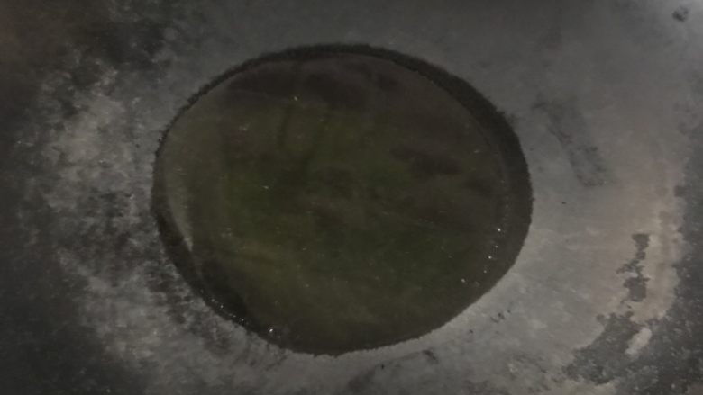 夏味儿酱汁秋葵,冷锅烧油 (可以一次性烧多一点,挖一勺去做秋葵 剩下的炒其他菜😄