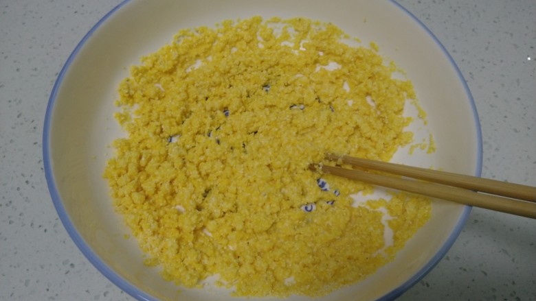 玉米面芝麻酱饼,<a style='color:red;display:inline-block;' href='/shicai/ 505'>玉米面</a>用开水烫一下,这样口感更好。