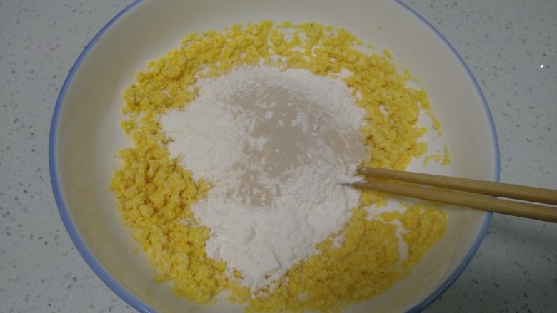 玉米面芝麻酱饼,加入<a style='color:red;display:inline-block;' href='/shicai/ 731'>酵母</a>。