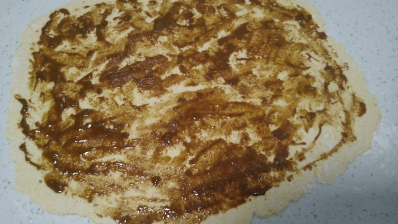 玉米面芝麻酱饼,充分排气后擀成薄片,均匀涂上<a style='color:red;display:inline-block;' href='/shicai/ 701'>芝麻酱</a>,撒上盐。