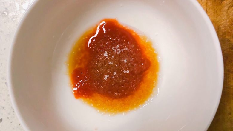 菠萝酸甜排骨,调制一个酸甜汁,用4滴番茄酱和1勺白糖2滴醋调味