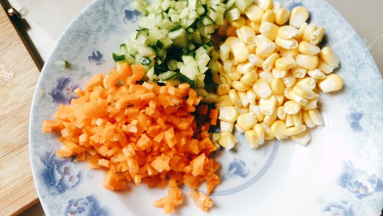 想念鸡蛋的炒饭,玉米剥粒，胡萝卜切丁，黄瓜切丁