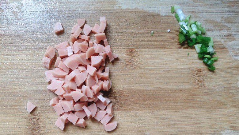 想念鸡蛋的炒饭,<a style='color:red;display:inline-block;' href='/shicai/ 437'>火腿肠</a>切丁，葱切成葱花，备用