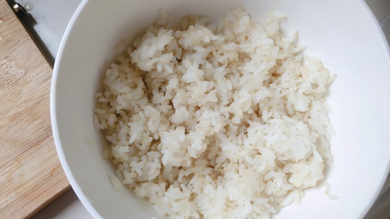 想念鸡蛋的炒饭,准备一碗米饭，弄散备用