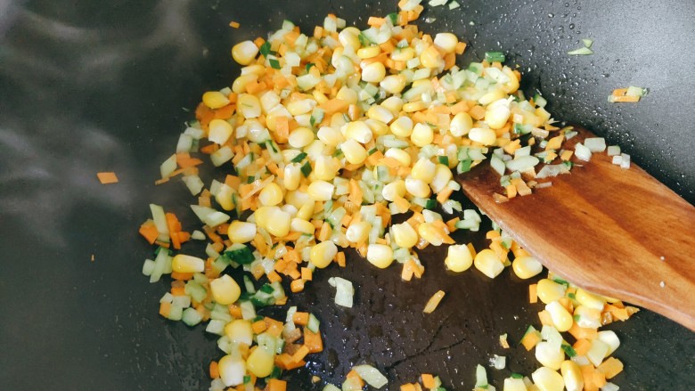 想念鸡蛋的炒饭,下入玉米路，不断翻炒