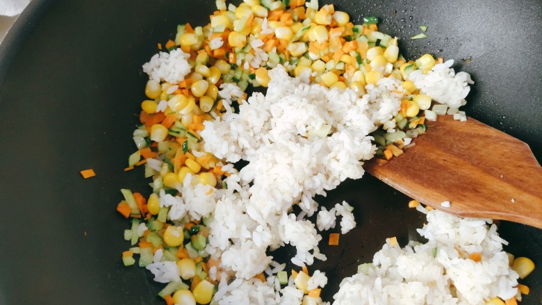 想念鸡蛋的炒饭,放入米饭，不断翻炒，炒至米饭团完全散开，变成一颗一颗的饭粒