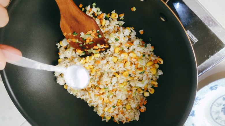 想念鸡蛋的炒饭,放盐，翻炒均匀