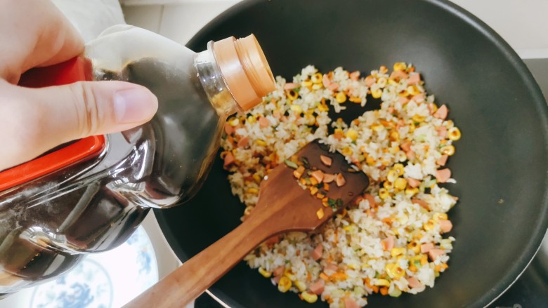 想念鸡蛋的炒饭,倒入适量生抽，翻炒均匀