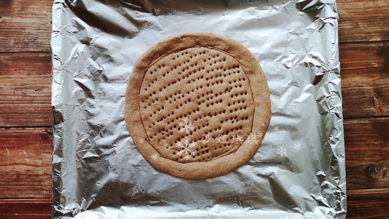低GI榴莲披萨,发酵好的面团整形成披萨饼底,用叉子在中间插一些小洞,然后放入烤箱进行二发20-30分钟。然后烤箱175度烤8分钟。再放入蒸锅蒸5分钟。(这一步是为了让饼底在烤制后不变硬)