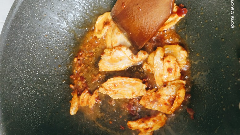 黄金与白玉的多彩多姿,鸡胸肉和豆瓣酱翻炒,炒至鸡胸肉和豆瓣酱完全混合