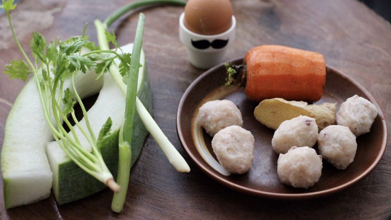 墨鱼丸子冬瓜木耳煲,首先备齐所有的食材。