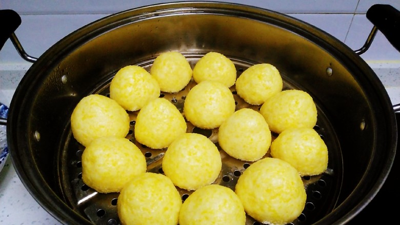 奶香窝窝头+奶香千层玉米面糖饼,水开后蒸8分钟,再焖2分钟。