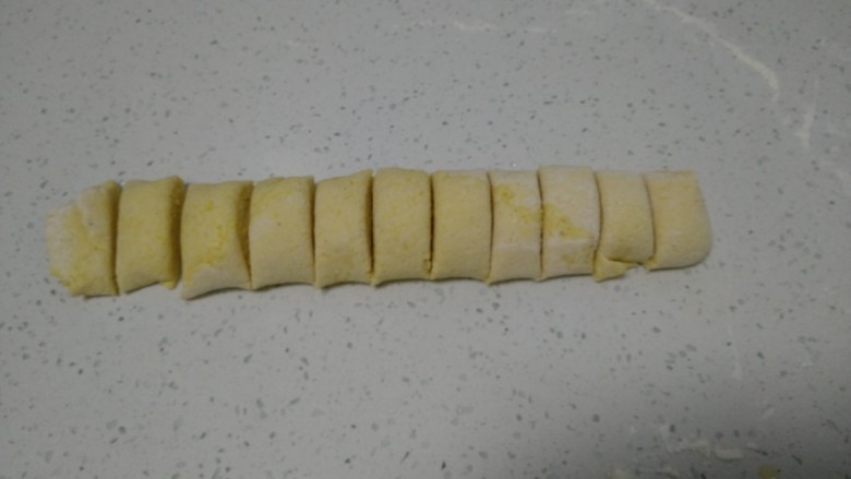 奶香窝窝头+奶香千层玉米面糖饼,从一头卷起,再平均分成10份。